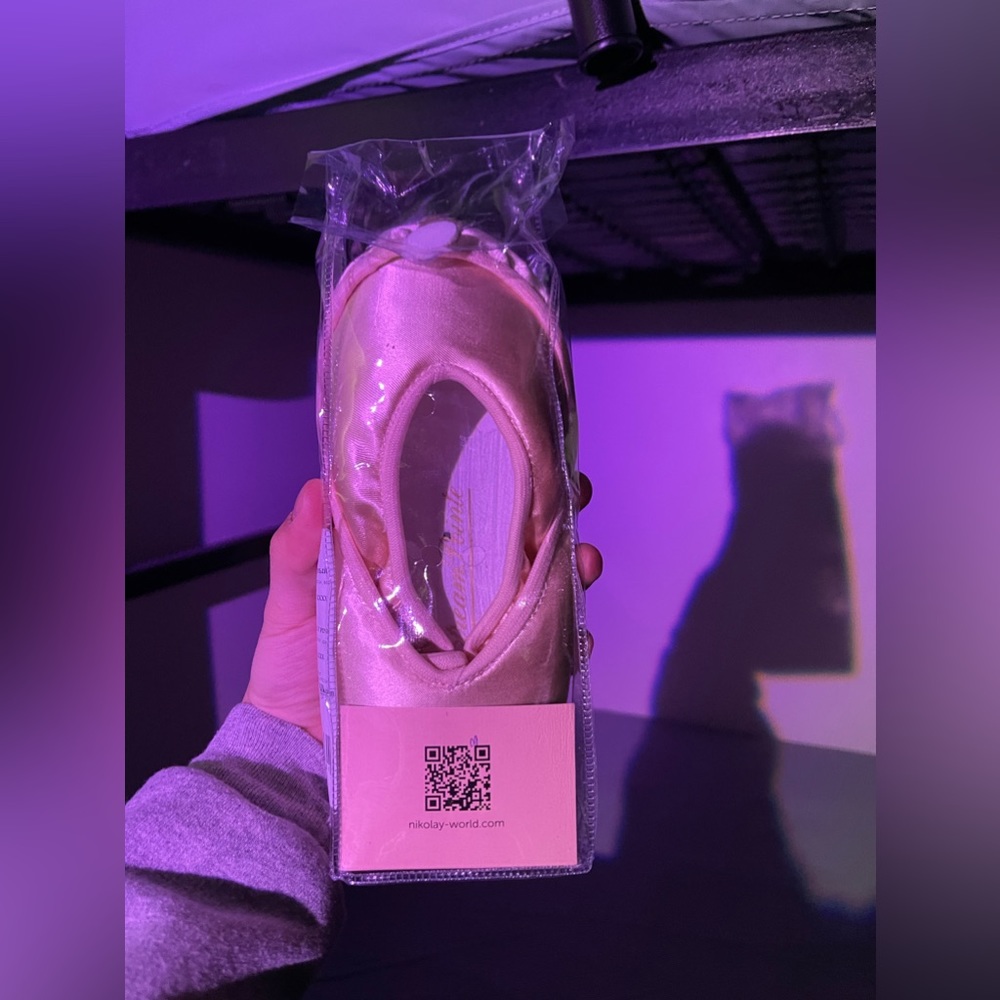 Nikolay StreamPointe Pointe Shoes, Size 4.5 4X, Medium Shank.